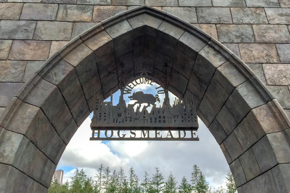 Arch with Welcome to Hogsmeade sign